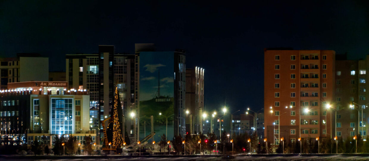 Тёмный-тёмный город тёмной-тёмной ночью. Немного картинок Кокшетау через озеро. 18 декабря 2025.