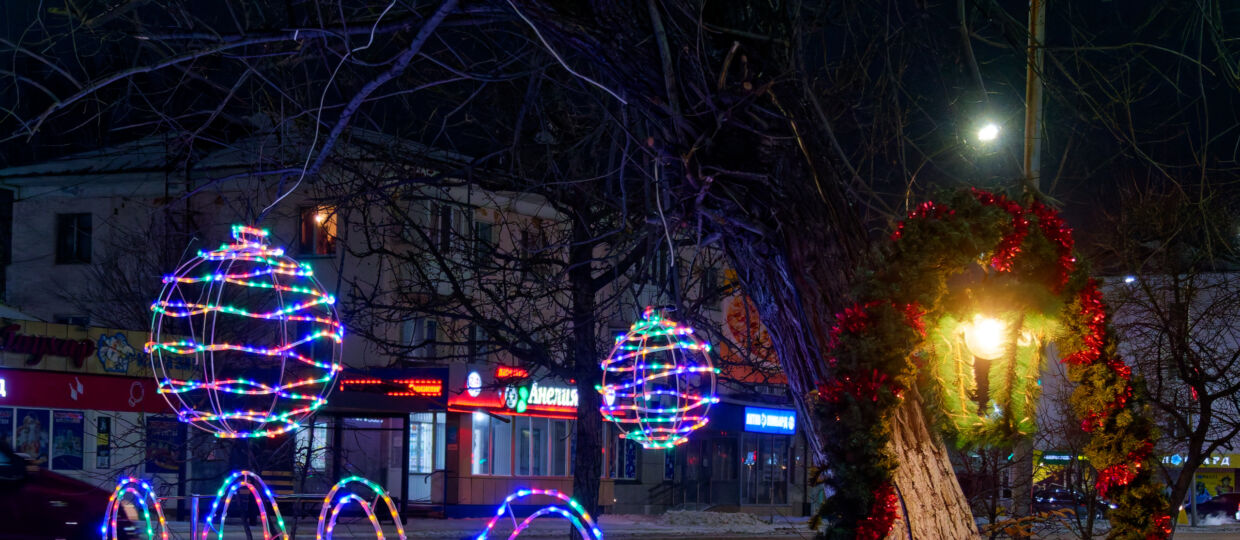 Вечерняя прогулка по городу. В кадрах ул.Абая (К.Маркса) - Садвакасова (Н.К.Крупской) - Габдуллина (1 Мая) - Ташенова (Чкалова) - Пушкина (Комсомольская) - Ауельбекова (Урицкого). Тихо, тепло. 23 декабря 2025.