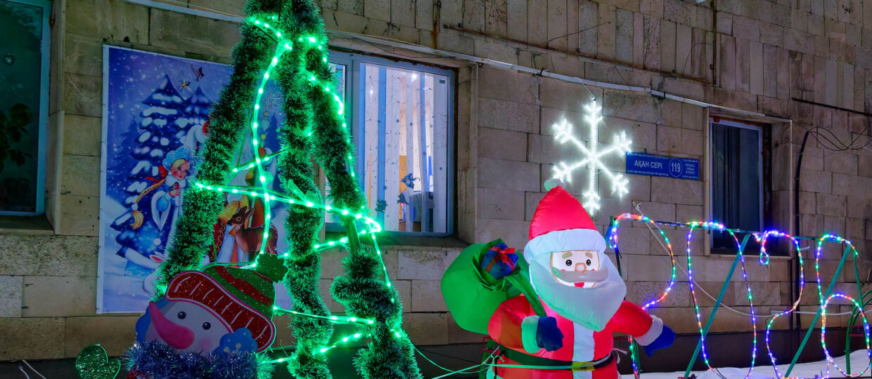 Вечерняя прогулка по городу. Предновогодний Кокшетау. В кадрах ул.Ауельбекова (Урицкого) - Садвакасова (Н.К.Крупской) - Акана Серэ (Пролетарская) - пр.Назарбаева (Горького) - Сатпаева (Ленина) - ёлка на площади Абылай хана (Ленина) - Абая (К.Маркса). Тихо, тепло. 29 декабря 2025.