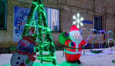 Вечерняя прогулка по городу. Предновогодний Кокшетау. В кадрах ул.Ауельбекова (Урицкого) - Садвакасова (Н.К.Крупской) - Акана Серэ (Пролетарская) - пр.Назарбаева (Горького) - Сатпаева (Ленина) - ёлка на площади Абылай хана (Ленина) - Абая (К.Маркса). Тихо, тепло. 29 декабря 2025.