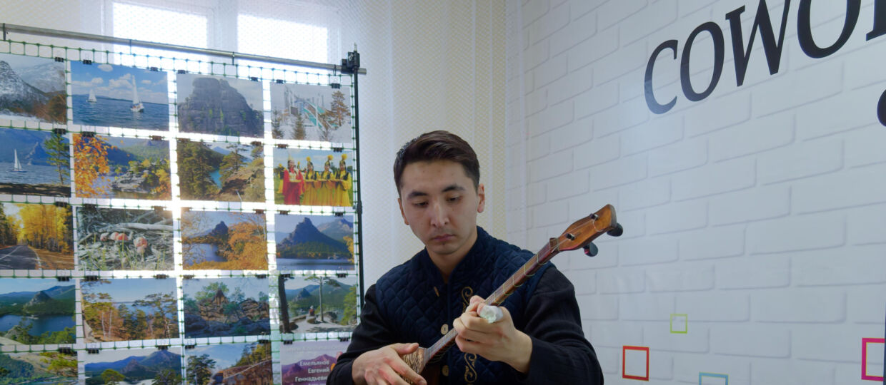 Закрытие выставки "Бурабай - любимый край" в Боровской библиотеке. Небольшой концерт, посвящённый памяти Дины Нурпеисовой, вручение подарков. Выставка организована ГНПП "Бурабай" и Жанной Жусуповой. 16 января 2026.