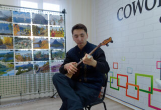 Закрытие выставки "Бурабай - любимый край" в Боровской библиотеке. Небольшой концерт, посвящённый памяти Дины Нурпеисовой, вручение подарков. Выставка организована ГНПП "Бурабай" и Жанной Жусуповой. 16 января 2026.