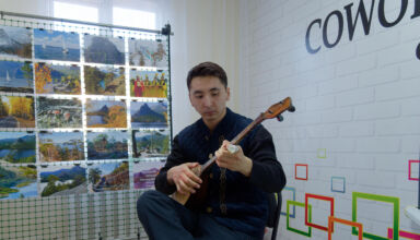 Закрытие выставки "Бурабай - любимый край" в Боровской библиотеке. Небольшой концерт, посвящённый памяти Дины Нурпеисовой, вручение подарков. Выставка организована ГНПП "Бурабай" и Жанной Жусуповой. 16 января 2026.