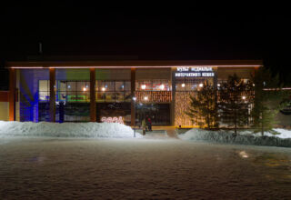 Картинки с поляны Абылай хана в Боровом. Всё насквозь тёмное, что-то смог вытянуть из ночи с помощью техники. Ни машин, ни людей, тишина. 11 января 2026.