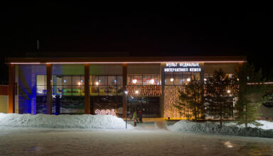 Картинки с поляны Абылай хана в Боровом. Всё насквозь тёмное, что-то смог вытянуть из ночи с помощью техники. Ни машин, ни людей, тишина. 11 января 2026.