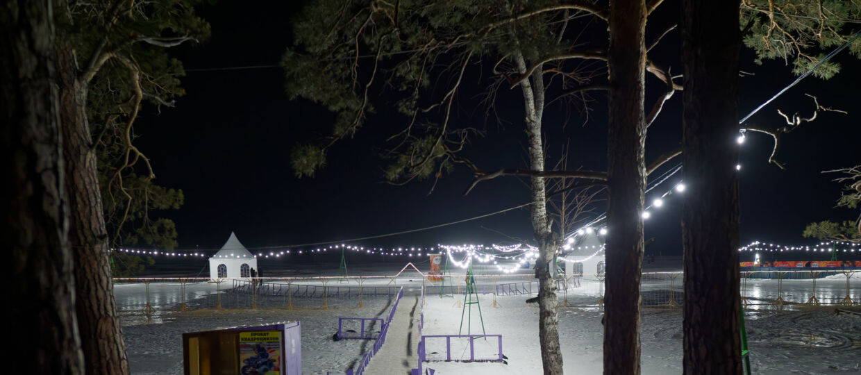 Огромный каток на весь Голубой залив в Боровском озере. 11 января 2026.