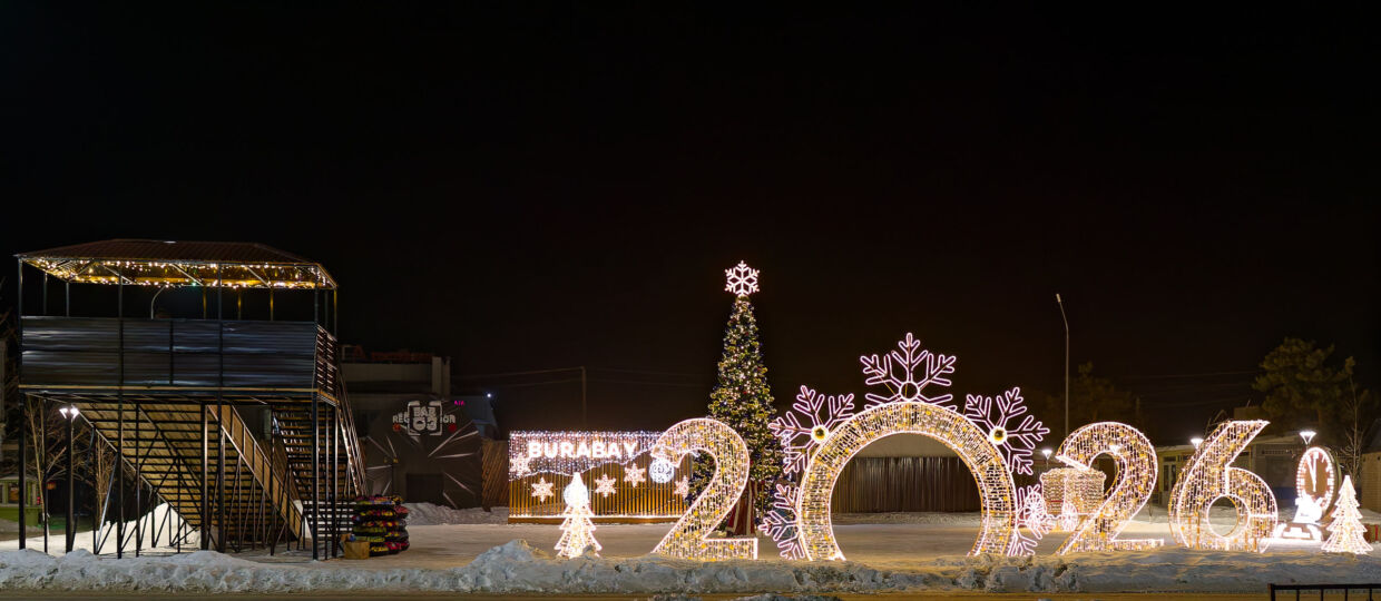 В первой части новогодние украшения на улицах Борового от "шлагбаума" до Визит-центра. Центральная, очень хорошо декорированная, площадь, ёлка, в разы лучше, чем в Кокшетау. 11 января 2026.