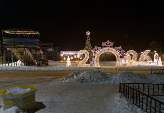 В первой части новогодние украшения на улицах Борового от "шлагбаума" до Визит-центра. Центральная, очень хорошо декорированная, площадь, ёлка, в разы лучше, чем в Кокшетау. 11 января 2026.