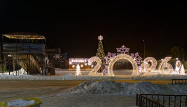 В первой части новогодние украшения на улицах Борового от "шлагбаума" до Визит-центра. Центральная, очень хорошо декорированная, площадь, ёлка, в разы лучше, чем в Кокшетау. 11 января 2026.