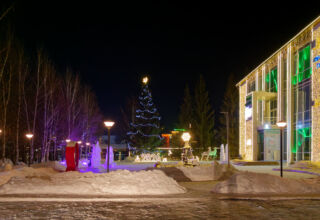 Во второй части новогодние украшения на улицах Борового от Визит-центра до кольцевой развязки. Очень красивая ёлка и вся территория Визит-центра Бурабай, огоньки отелей, школа, улица в центре села, грандиозный отель Windham Garden. 11 января 2026.