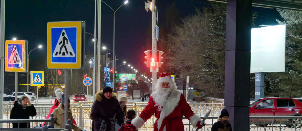 Вечерняяя прогулка по ул. Абая в первый день нового 2026 года. Тепло, тихо, почти никого нет на улицах. Стадион Окжетпес, проспект Назарбаева, дом профсоюзов, Казахтелеком, ёлка на площади Абылай хана, площадь Независимости, городской парк, памятник Малику Габдуллину. 1 января 2026