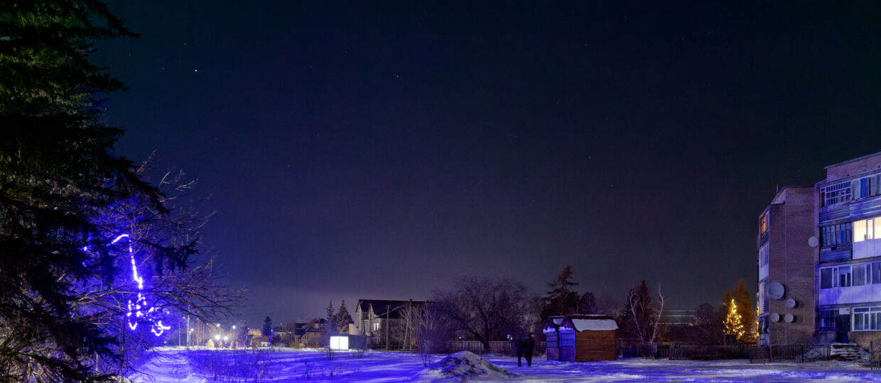 Небольшая прогулка по ночному небольшому посёлку Окжетпес. Ёлки, огоньки, дома. Тихо, морозно. 10 января 2026.