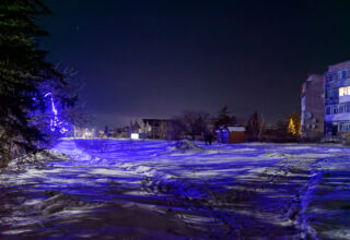 Небольшая прогулка по ночному небольшому посёлку Окжетпес. Ёлки, огоньки, дома. Тихо, морозно. 10 января 2026.