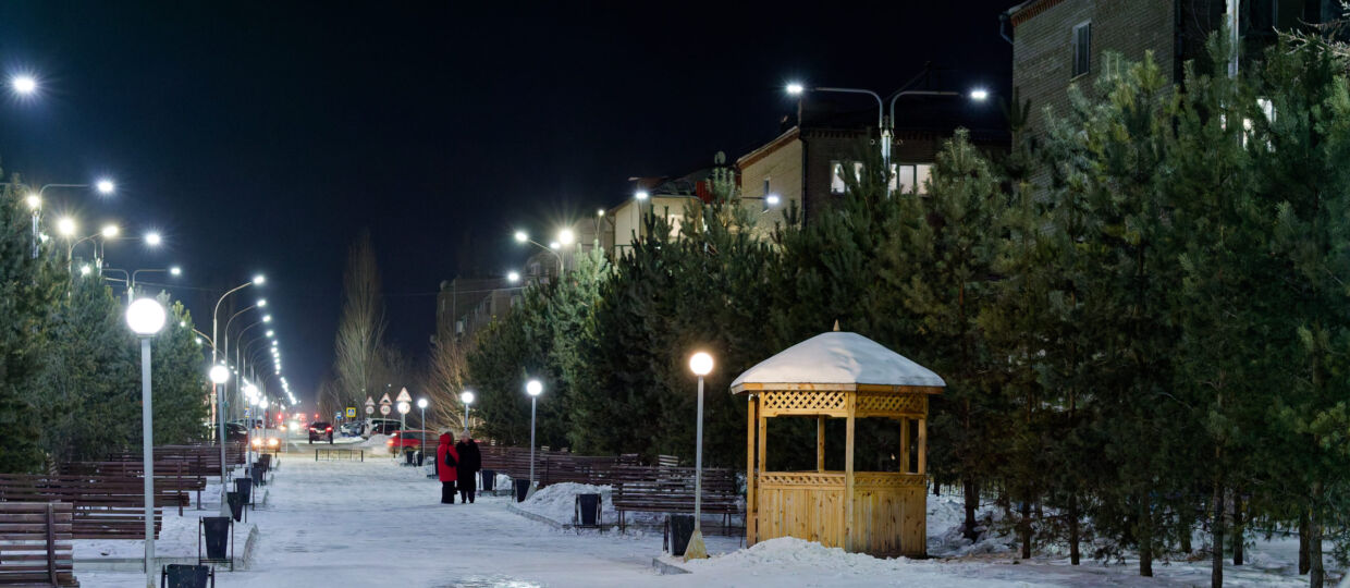 Немного картинок из ночного сквера по ул.Садвакасова - ул.Ауельбекова. Вывески, дороги, фонарики, ледяная горка, дома. Относительно тихо и не холодно. 29 января 2026.