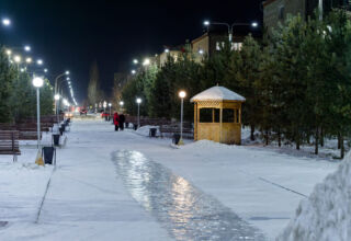 Немного картинок из ночного сквера по ул.Садвакасова - ул.Ауельбекова. Вывески, дороги, фонарики, ледяная горка, дома. Относительно тихо и не холодно. 29 января 2026.