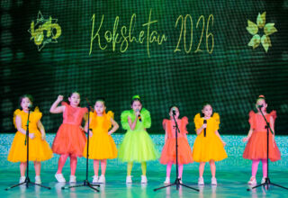 Фестиваль "The Legacy Show 2026". (1) Вокал и инструменальные. Кокшетау Онлайн. 7 февраля 2026 в ДК "Достар" г.Кокшетау состоялся международный фестиваль детского творчества The Legacy Show. Полный аншлаг. Очень большой фоторепортаж с очень большого фестиваля. В первой части выступления вокалистов и музыкантов, ожидание начала, волнения маленьких участников и их родителей, суета в фойе, выступления, переживания за результат и эмоции, награждение победителей. 7 февраля 2026