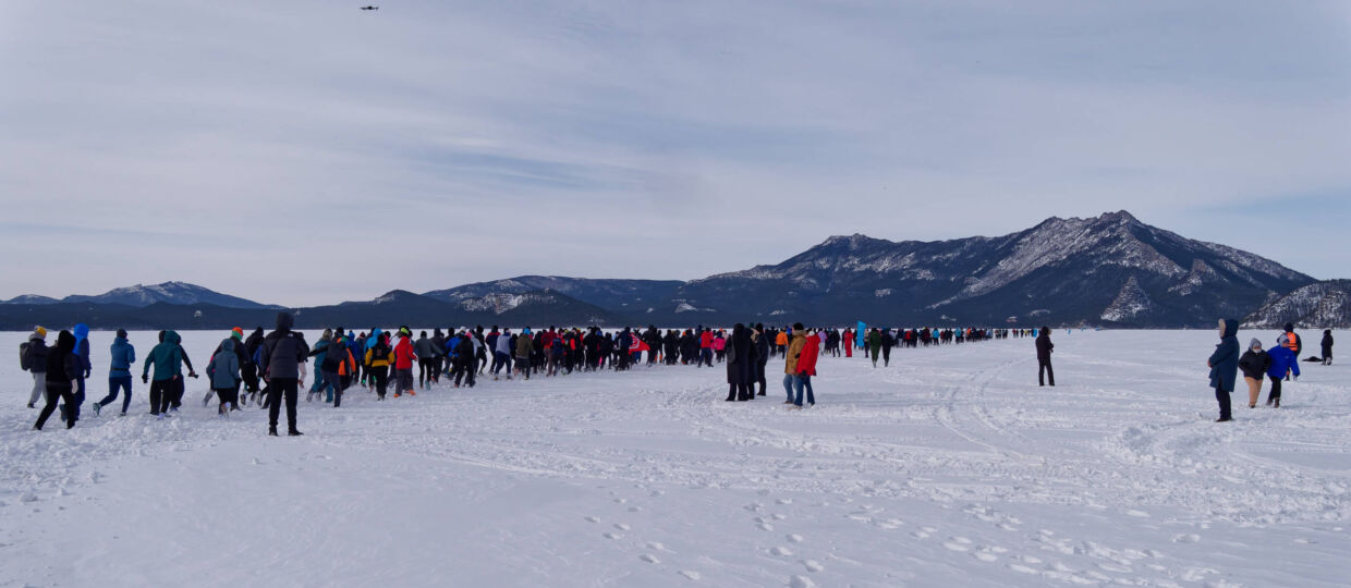 Большой фоторепортаж с традиционного забега на льду Боровского озера. Старт, эмоции, финиш, поздравления, участники и болельщики. 14 февраля 2026.
