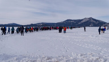 Большой фоторепортаж с традиционного забега на льду Боровского озера. Старт, эмоции, финиш, поздравления, участники и болельщики. 14 февраля 2026.