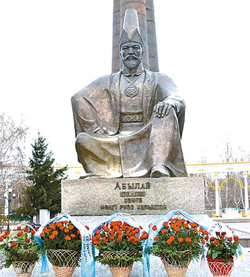 Памятник Абылай-хану в Кокшетау. «Абылай 1711 - 1781 ханға мәңгі риза халықтан». 5 ноября 1999 года. Фото из архива газеты «Акмолинской правды».