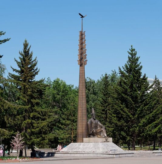 Памятник Абылай-хану в Кокшетау. Авторы памятника: скульптор Ю.Д. Баймукашев, архитектор Т.М. Джумагалиев. 14 июня 2023. Фото Е.Г. Емельянова.