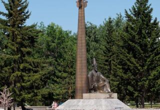 Памятник Абылай-хану в Кокшетау. Авторы памятника: скульптор Ю.Д. Баймукашев, архитектор Т.М. Джумагалиев. 14 июня 2023. Фото Е.Г. Емельянова.