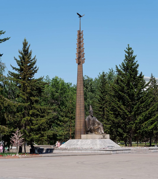 Памятник Абылай-хану в Кокшетау. Авторы памятника: скульптор Ю.Д. Баймукашев, архитектор Т.М. Джумагалиев. 14 июня 2023. Фото Е.Г. Емельянова.