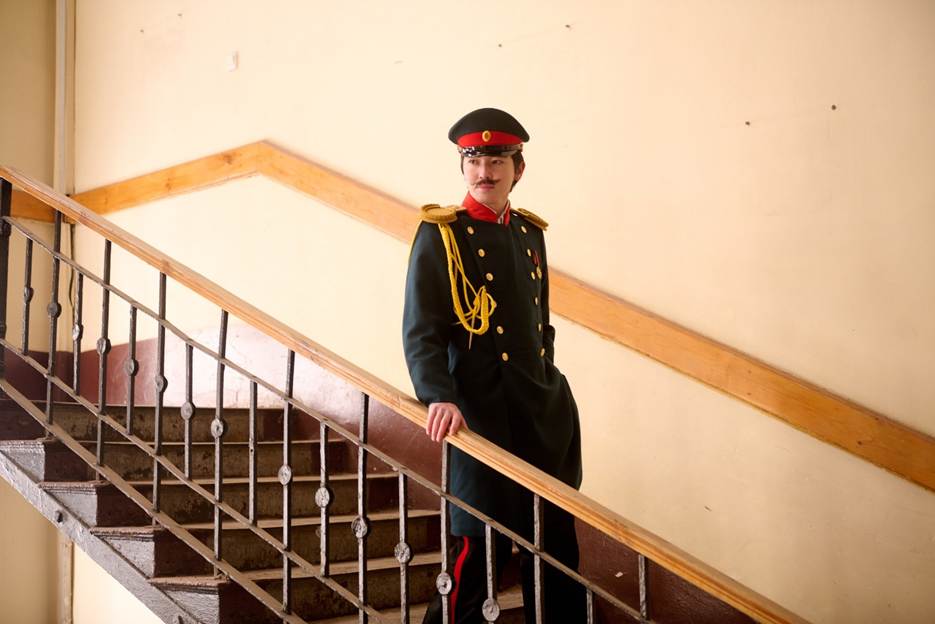 Студент омского филиала КазНУ им. аль-Фараби Амир Дюсембинов в образе Чокана Валиханова в стенах бывшего Сибирского кадетского корпуса. 21 ноября 2025 года. Фото Ерлана Утеупа.