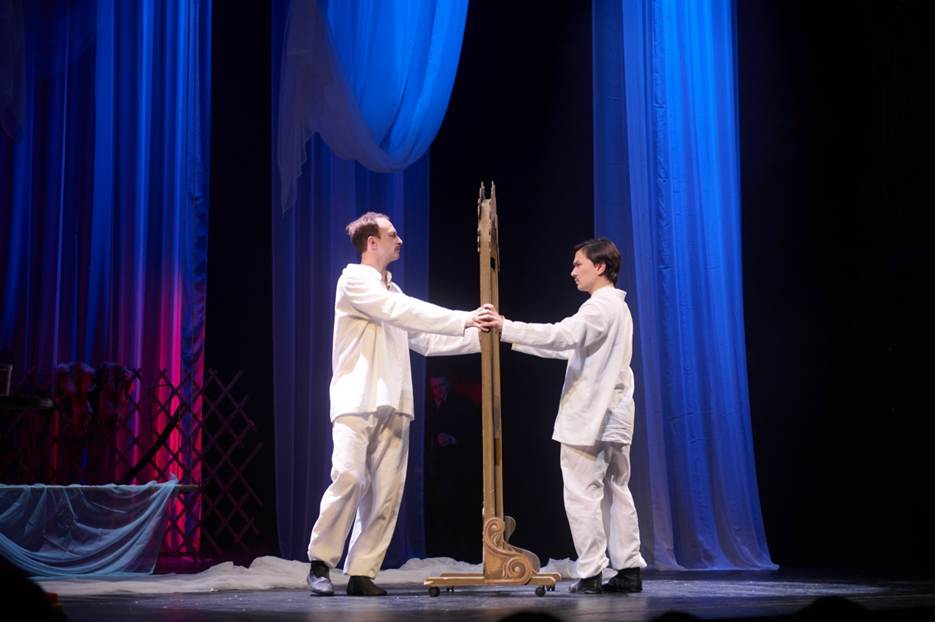 Спектакль «Шокан. Монолог шепотом» Северо-Казахстанского областного русского драматического театра имени Николая Погодина на сцене Омского государственного академического театра драмы. 21 ноября 2025 года. Фото Ералана Утеупа.