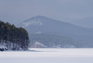 Дождался тепла. Лес, снего-велодорожка, Боровское озеро, горы в тумане, "белые медведи", ул.Акжайык, крохотные весёлые птички - длиннохвостые синички, "лесхоз", п.Окжетпес, памятник воинам интернационалистам, Окжетпесский "космодром". Тихо, тепло, иногда солнышко, скоро весна. 6 марта 2026.