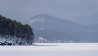 Дождался тепла. Лес, снего-велодорожка, Боровское озеро, горы в тумане, "белые медведи", ул.Акжайык, крохотные весёлые птички - длиннохвостые синички, "лесхоз", п.Окжетпес, памятник воинам интернационалистам, Окжетпесский "космодром". Тихо, тепло, иногда солнышко, скоро весна. 6 марта 2026.