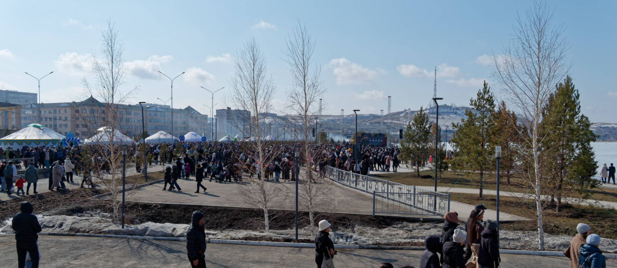 Небольшой фоторепортаж с празднования Наурыз. События на площади Абылай хана, прогулка по городскому парку, по улице Сагдиева (Куйбышева), новая набережная. Виды на город через озеро. Вероятно десятки тысяч людей пришли на праздник. 22 марта 2026.