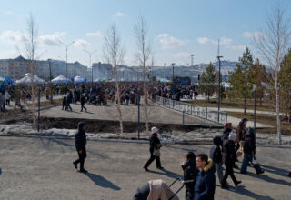 Небольшой фоторепортаж с празднования Наурыз. События на площади Абылай хана, прогулка по городскому парку, по улице Сагдиева (Куйбышева), новая набережная. Виды на город через озеро. Вероятно десятки тысяч людей пришли на праздник. 22 марта 2026.