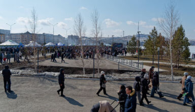 Небольшой фоторепортаж с празднования Наурыз. События на площади Абылай хана, прогулка по городскому парку, по улице Сагдиева (Куйбышева), новая набережная. Виды на город через озеро. Вероятно десятки тысяч людей пришли на праздник. 22 марта 2026.