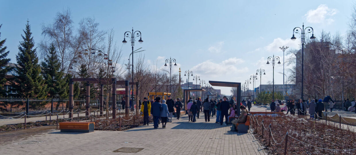 Немного фотографий города и людей на улицах. Памятник Шокану Валиханову, городской парк, площадь Независимости, памятник Малику Габдуллину, бывшая аллея Боевой славы по ул. Бауржана Момышулы, мечеть Жакия Қажы, ул. Ауельбекова. 22 марта 2026.