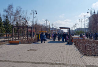 Немного фотографий города и людей на улицах. Памятник Шокану Валиханову, городской парк, площадь Независимости, памятник Малику Габдуллину, бывшая аллея Боевой славы по ул. Бауржана Момышулы, мечеть Жакия Қажы, ул. Ауельбекова. 22 марта 2026.