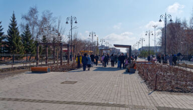 Немного фотографий города и людей на улицах. Памятник Шокану Валиханову, городской парк, площадь Независимости, памятник Малику Габдуллину, бывшая аллея Боевой славы по ул. Бауржана Момышулы, мечеть Жакия Қажы, ул. Ауельбекова. 22 марта 2026.