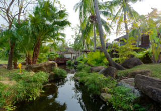 Аэропорт, дорога, первые кадры отеля Stony Brook Villa Jianguo Resort Sanya 4* Китай, Ялунвань, Хайнань, 850 м до моря, территория отеля, море, которое только показывают - шторм всегда.