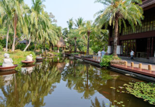 Через все джунгли отеля Stony Brook Villa Jianguo Resort Sanya проходит горная река с прудами, в которых множество различных видов ручных "золотых рыбок". 2 - 17 апреля 2026