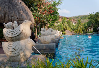 Инфо-тур в рай :) За то, что в детстве слушали маму и папу, а потом и Ларису Гладкову из АвиаТурАгентства "Argo-Travel", при жизни побывали в раю. Шикарый отель, огромная территория в горах и джунглях, речки, тропические деревья и цветы, воздух. Всё на отлично! А завтрак лучший из всех, где побывал. В этом альбоме территория отеля. Много ракурсов. 2 - 17 апреля 2026.