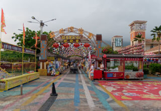Целая улица еды в эпицентре туристического городка Ялунвань. Те же фонарики, музыка, всё также бурлит, кипит, жарится, продаётся и суетится. А больше там и делать нечего. Для любителей поесть, попить и попариться - Хайнань самое то :) Море можно только смотреть, купаться только в бассейне. Если бы не территория отеля, то можно сдохнуть от "некуда себя девать". Много ракурсов днём и ночью. 2 - 17 апреля 2026.