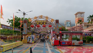 Целая улица еды в эпицентре туристического городка Ялунвань. Те же фонарики, музыка, всё также бурлит, кипит, жарится, продаётся и суетится. А больше там и делать нечего. Для любителей поесть, попить и попариться - Хайнань самое то :) Море можно только смотреть, купаться только в бассейне. Если бы не территория отеля, то можно сдохнуть от "некуда себя девать". Много ракурсов днём и ночью. 2 - 17 апреля 2026.