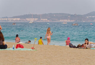 Море оно как бы есть, но его как бы и нет. Можно на него посмотреть и даже ноги помочить, если не заругают ) Были 15 дней и всё это время волна 1-2 метра у берега, красные флаги на пляже. Купаться можно только в загонах 50*50 метров, когда нет волны, с интервалами метров в 500, по всему берегу такие резервации. Короче не расчитывайте на купание в море, но может кому повезёт. Пляж тоже никакой, запущенный, ни стульчиков, ни шезлонгов. 2 - 17 апреля 2026.