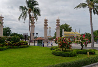 Большая красивая территория, огромный Будда на насыпном острове, тысячи людей непрерывным потоком. Интересно. 10 апреля 2026.