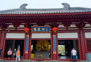 Красивые Буддийские храмы на острове, ухоженные территории, всё в цветах. 10 апреля 2026.