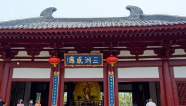 Красивые Буддийские храмы на острове, ухоженные территории, всё в цветах. 10 апреля 2026.