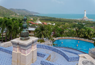 В завершение тура по буддийским храмам обед высоко в горах в хорошем специализированном ресторане в отеле без названия. Отличные виды на большого Будду. 10 апреля 2026.