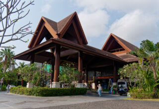 Инфо-тур в рай :) Продолжение 4. За то, что в детстве слушали маму и папу, а потом и Ларису Гладкову из АвиаТурАгентства "Argo-Travel", при жизни побывали в раю. Шикарый отель, огромная территория в горах и джунглях, речки, тропические деревья и цветы, воздух. Всё на отлично! А завтрак лучший из всех, где побывал. В этом альбоме территория отеля. Много ракурсов. 2 - 17 апреля 2026.