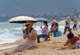 Продолжение. Море оно как бы есть, но его как бы и нет. Можно на него посмотреть и даже ноги помочить, если не заругают ) Были 15 дней и всё это время волна 1-2 метра у берега, красные флаги на пляже. Купаться можно только в загонах 50*50 метров, когда нет волны, с интервалами метров в 500, по всему берегу такие резервации. Короче не расчитывайте на купание в море, но может кому повезёт. Пляж тоже никакой, запущенный, ни стульчиков, ни шезлонгов. 2 - 17 апреля 2026.