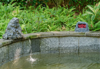 В часе езды от Ялунваня в горах на территории отеля DoubleTree by Hilton Lingshui находятся каменные бассейны-ванны с горячей минеральной водой, температура в них порядка +40 градусов. Красивая территория. 12 апреля 2026