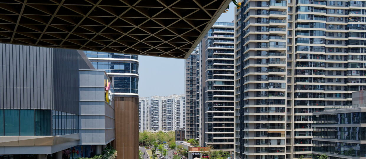 Большой просторный ТЦ Joy City, улицы города, река. 13 апреля 2026